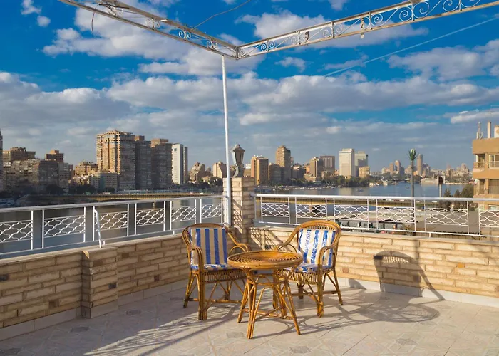 Central Luxury Stay, Stylish Urban Escape